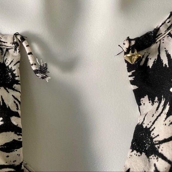Forever 21 black&white daisy cold shoulder… - Picture 2 of 8